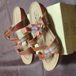 L'artiste Beautiful leather sandals gently used
